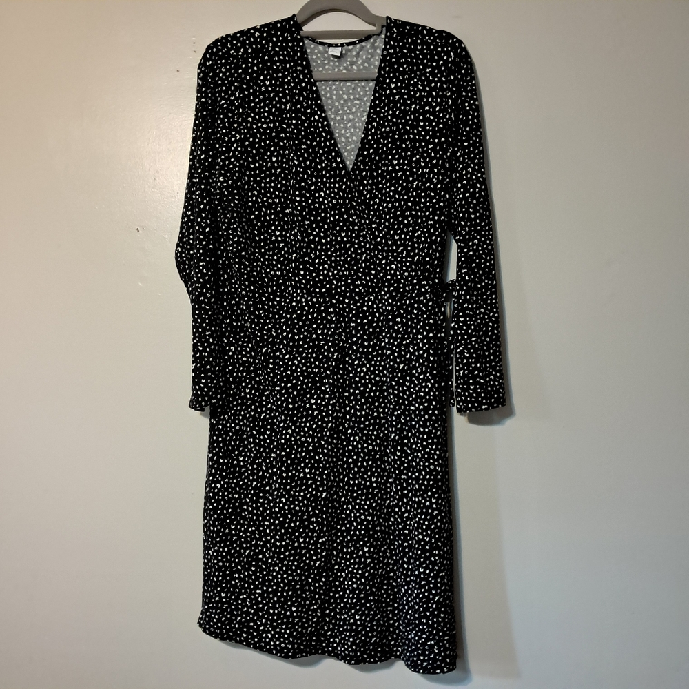 Old Navy Black and White Speckle Long Sleeve Wrap Dress